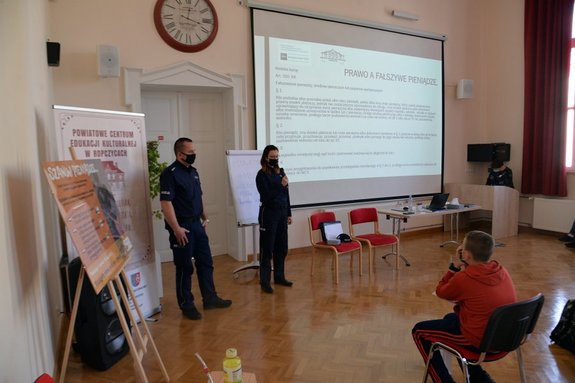 Funkcjonariusze Komendy Powiatowej Policji w Ropczycach podczas spotkania z uczniami