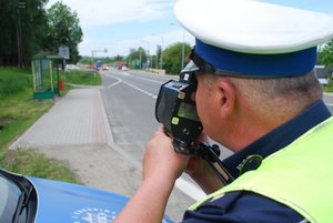 policjant mierzy prędkość kierującego