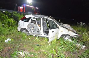 Samochód biorący udział w wypadku z licznymi uszkodzeniami karoserii.