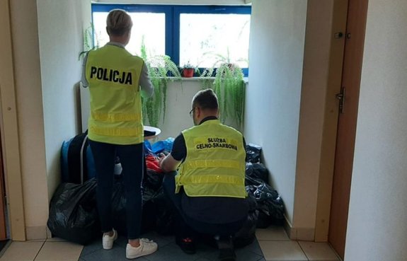 Funkcjonariusze Policji i Podkarpackiego Urzędu Celno-Skarbowego w Przemyślu, podczas wykonywanej pracy