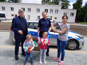 Dzień Dziecka w Domu dla Dzieci z udziałem policjanta