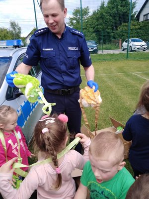 Dzień Dziecka z udziałem policjanta