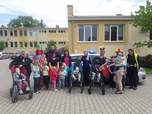 policjanci z dziećmi przy radiowozie, podczas spotkania w Ośrodku Rehabilitacyjno-Edukacyjno-Wychowawczym przy ulicy Wojsławskiej w Mielcu