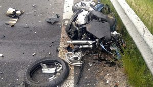 Rozbite szczątki motocykla leżą na jezdni.
