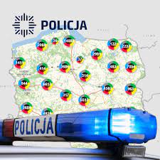 Zdjęcie kolorowe- przedstawia w tle kontury mapy Polski na której są widoczne w każdym województwie zgłoszone zagrożenia . Oznaczone są kolorowymi kółkami a w środku nich podawana jest liczba występujących zagrożeń podawana przez osoby które naniosły wpis. W lewym górnym rogu zdjęcia jest umieszczone logo Policji oraz napis „POLICJA” w niebieskim kolorze. Na przednim planie fotografii widoczna jest belka sygnałów świetlnych i dźwiękowych radiowozu policyjnego oznakowanego . Z prawej strony belka jest koloru niebieskiego następnie jest na białym tle napis Policja w kolorze niebieskim i na samym końcu widoczne jest światło czerwone.