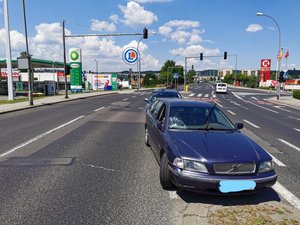 Zdjęcie kolorowe –przedstawia ulicę w Przemyślu,Plac świętego Floriana miejsce zdarzenia drogowego. Na pierwszym planie widoczny samochód osobowy m-ki volvo koloru granatowego z uszkodzona szybą czołową po stronie lewej, pojazdem volvo widoczny częściowo samochód policyjny nieoznakowany koloru granatowego z sygnalizacja świetlna (kogut) na dachu. W oddali po lewej i prawej stronie zdjęcia widoczne są  stacje paliw .