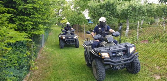 Policjanci na quadach patrolują ogrody działkowe