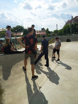 Policjantka z młodzieżą na terenie skateparku