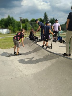 Policjantka z młodzieżą na terenie skateparku