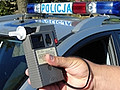 Alko-sensor trzymany w ręku policjanta