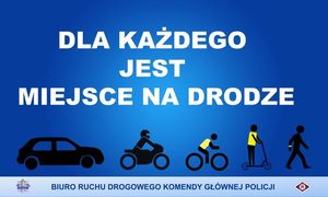 Na niebieskim tle biały napis "Dla każdego jest miejsce na drodze"