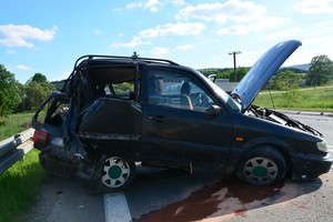 uszkodzenia pokolizyjne volkswagena, widoczne uszkodzenia tylnej części pojazdu