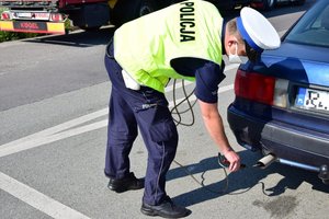 policjant sprawdzający poziom spalin