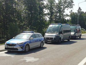 radiowozy ustawione przy drodze