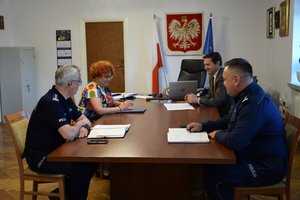 Komendant Wojewódzki Policji w Rzeszowie wraz z uczestnikami spotkania