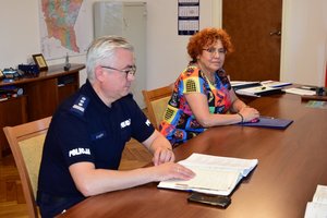 Komendant Wojewódzki Policji w Rzeszowie wraz z uczestnikami spotkania