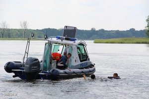 Zdjęcie motorówki policyjnej na wodzie