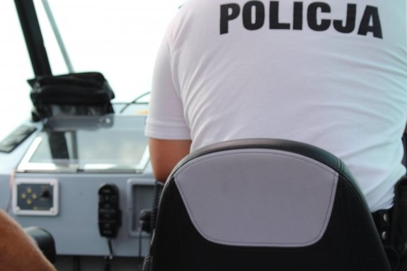 Policjant patroluje łodzią jezioro tarnobrzeskie