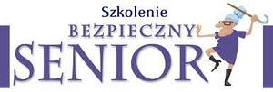 Zdjęcie kolorowe przedstawia plakat poświęcony szkoleniu seniorów. Na plakacie (zaczynając czytać od góry)widnieje  napis :”Szkolenie 
						   BEZPIECZNY 
						   SENIOR”
Który jest w kolorze fioletowym. Po prawej stronie zdjęcia widoczna jest kreskówka przedstawiająca starszą Panią ubraną w fioletowa sukienkę która trzyma ręce do góry a w lewej dłoni trzyma laskę.