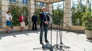 zaproszeni goście podczas konferencji dotyczącej bezpiecznych wakacji