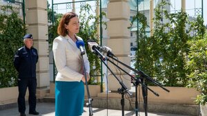 Wojewoda Podkarpacka podczas przemawiania na konferencji dotyczącej bezpiecznych wakacji