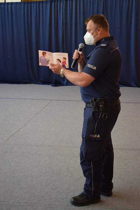 Policjant czytający bajkę dzieciom