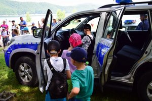 Policjanci podczas spotkania z dziećmi w Polańczyku
