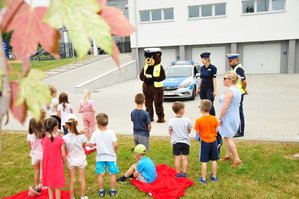 przedszkolaki zwrócone do policyjnego misia oraz policjantki wysłuchują prelekcji