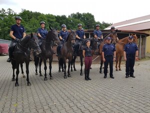 Komendant Wojewódzki Policji w Rzeszowie i policjanci na koniach z Ogniwa Konnego KWP w Rzeszowie