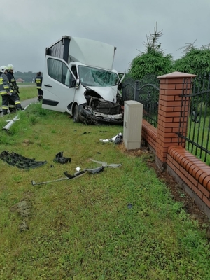 Pojazd marki Renault uderzył w ogrodzenie posesji