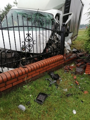 Samochód marki Renault uderzył w ogrodzenie posesji