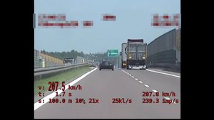 Zdjęcie z policyjnego wideorejestratora. Samochód jadący prostym odcinkiem drogi ekspresowej, widziany od tyłu. W dolnej części ekranu czerwoną czcionką pomiar prędkości, który wskazuje 207 k/h.