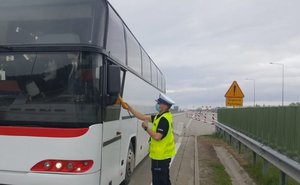 Policjant dokonujący kontroli trzeźwości kierującego autobusem