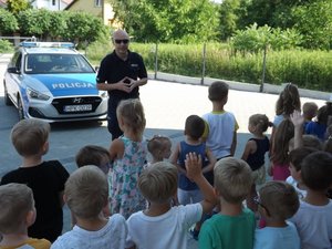 Policjant przypomina o zasadach bezpiecznego poruszania się w ruchu drogowym