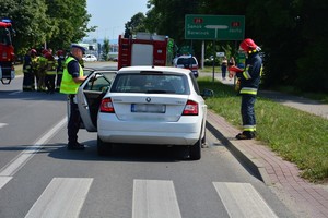 policjant i strażak sporządzający dokumentację na miejscu wypadku przy ul. Lwowskiej w Krośnie
