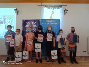 Laureaci konkursu Spełnienie marzenia - bez uzależnienia - uczniowie szkół podstawowych z powiatu strzyżowskiego oraz jury konkursu