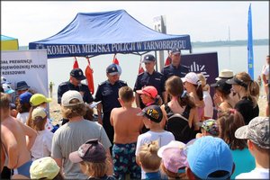 Na zdjęciu piknik plenerowy zorganizowany przez policjantów nad Jeziorem Tarnobrzeskim w ramach akcji Kręci mnie bezpieczeństwo nad wodą.