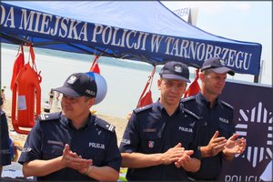 Na zdjęciu piknik plenerowy zorganizowany przez policjantów nad Jeziorem Tarnobrzeskim w ramach akcji Kręci mnie bezpieczeństwo nad wodą.