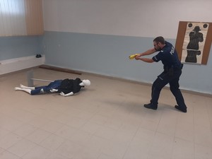 policjant w trakcie treningu z taserem