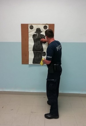policjant w trakcie treningu z taserem