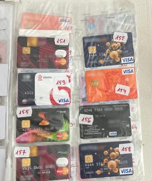 Kilka zabezpieczonych przez policjantów podrobionych kart płatniczych