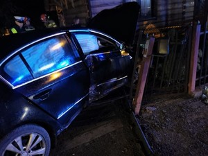 Pojazdu marki VW Passat który uderzył w ogrodzenie posesji