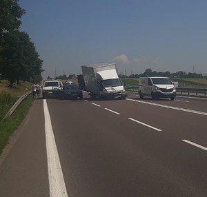 Zdjęcie kolorowe przedstawia miejsce kolizji drogowej w miejscowości Żurawica na ul. Rzeszowskiej