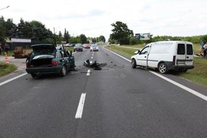 Wypadek drogowy w Nowej Dębie z udziałem osobowego opla i audi.