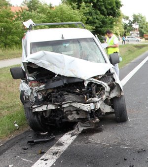 Wypadek drogowy w Nowej Dębie z udziałem osobowego opla i audi.