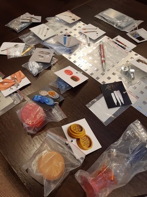 elementy wyposażenia walizki narkotykowej na stole podczas przeprowadzanego szkolenia