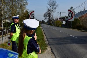 policjanci kontrolujący prędkość