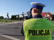 Policjant ruchu drogowego prowadzi kontrolę prędkości pojazdów na drodze w powiecie tarnobrzeskim. Działania Prędkość prowadzone w dniu 8 lipca 2021r.