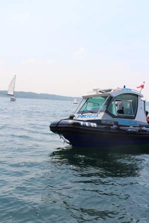 Na akwenie wodnym - Jeziorze Tarnobrzeskim policyjni wodniacy pływając łodzią czuwają nad bezpieczeństwem wypoczywających osób.