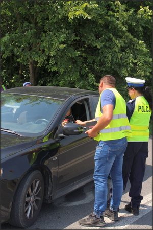 Działania policji ruchu drogowego Bezpieczny Przejazd - na zdjęciu przejazd na tarnobrzeskim osiedli Sobów.